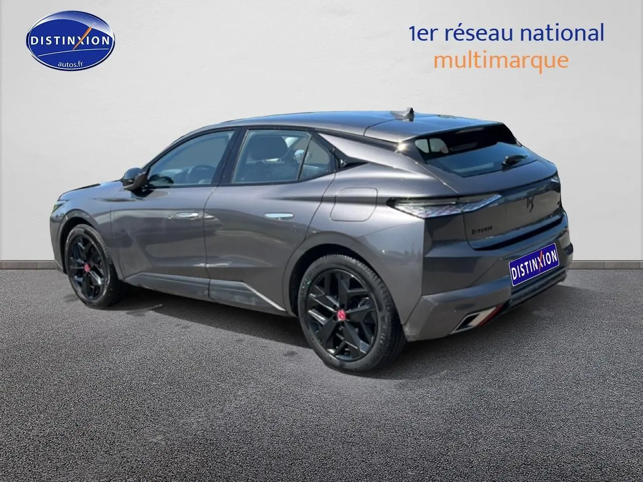 Vue 3/4 arrière droite d'une DS4 E-tense 225 gris platinium avec jantes noires et feux arrière LED.