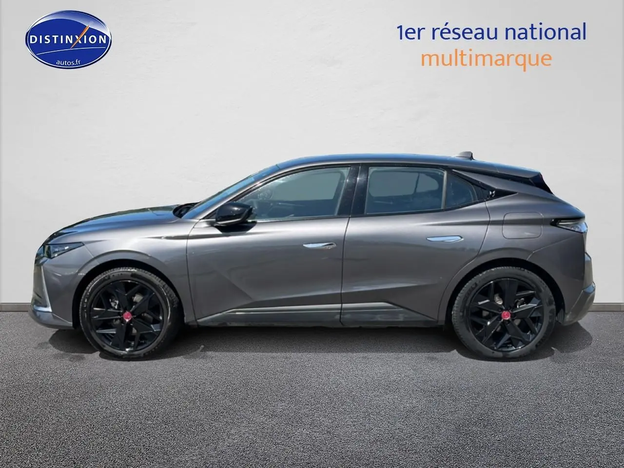 Vue latérale droite d'une DS4 E-tense 225 gris platinium avec jantes noires et toit noir.