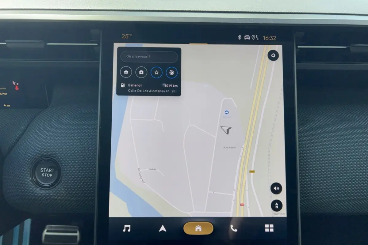 Écran tactile central affichant la navigation GPS dans l’habitacle du Citroën C5 Aircross New Hybrid 145 noir perla nera.