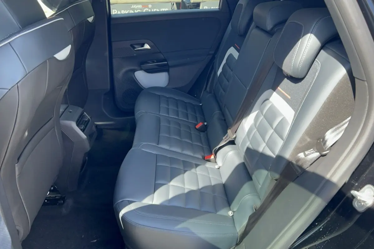 Vue intérieure côté droit des sièges arrière en cuir noir du Citroën C5 Aircross New Hybrid 145 Max T.O 2026.
