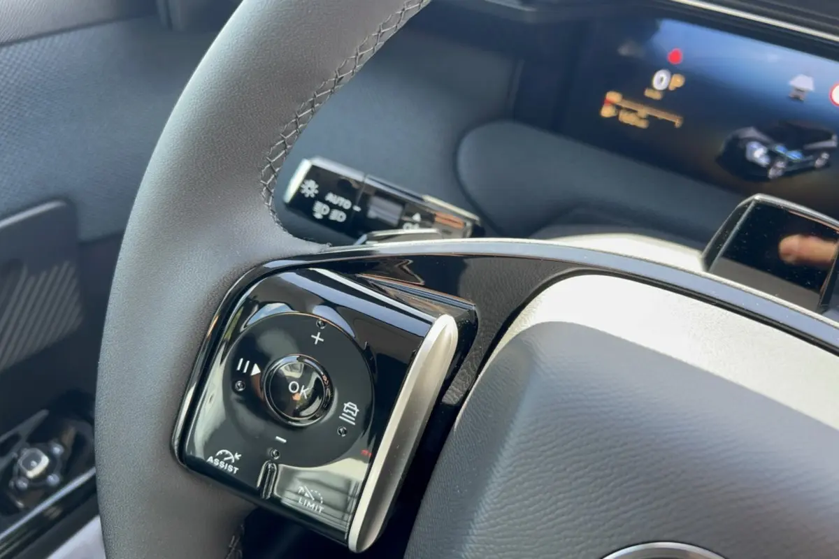 Gros plan sur le volant cuir noir multifonctions du Citroën C5 Aircross New Hybrid 145 Max T.O 2026.