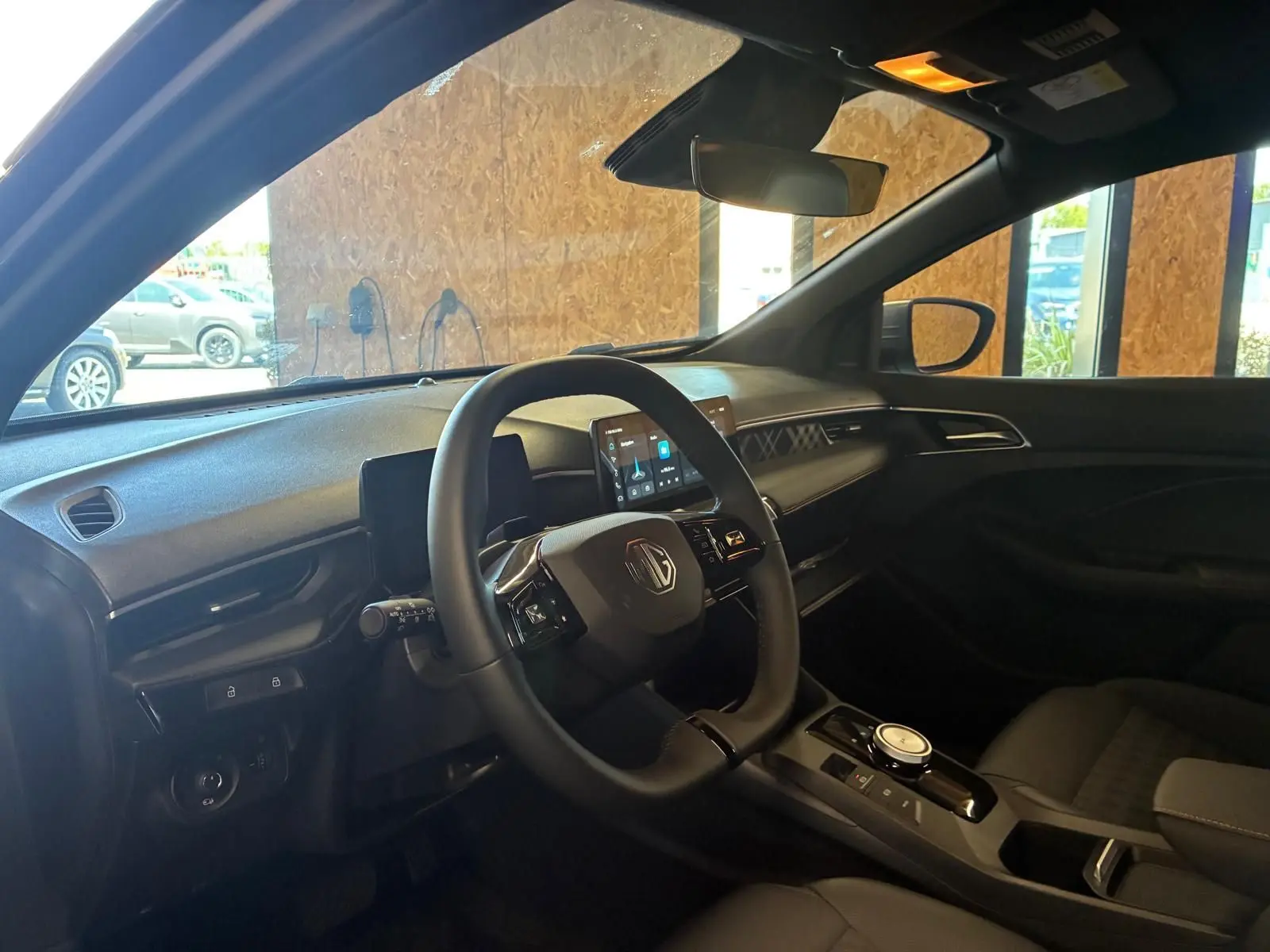 Vue intérieure côté conducteur du MG3 1.5 HYBRID+ 195 LUXURY noir, avec tableau de bord moderne et écran tactile central.