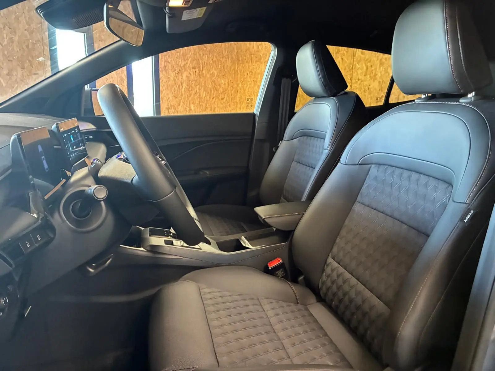 Vue intérieure côté conducteur du MG3 1.5 HYBRID+ 195 LUXURY 2026 avec sièges cuir noir et tableau de bord moderne.