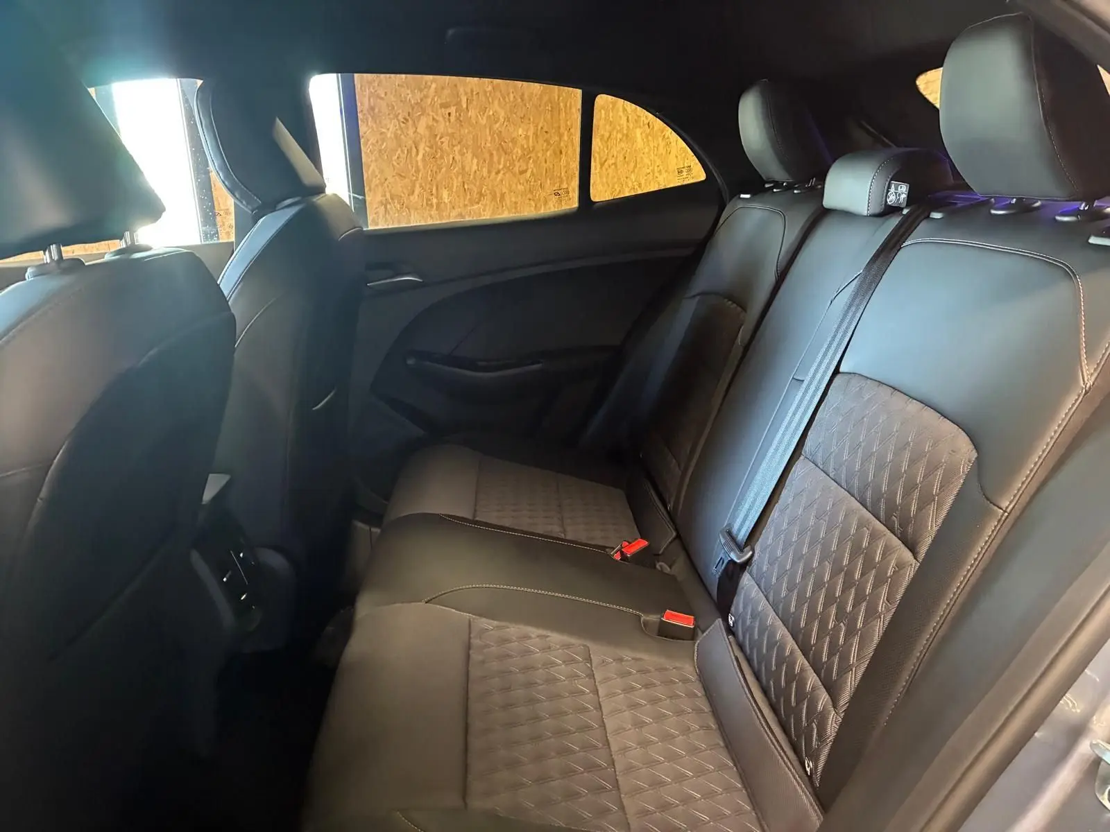 Vue latérale droite de l’arrière intérieur noir cuir du MG3 1.5 HYBRID+ 195 LUXURY avec sièges matelassés.