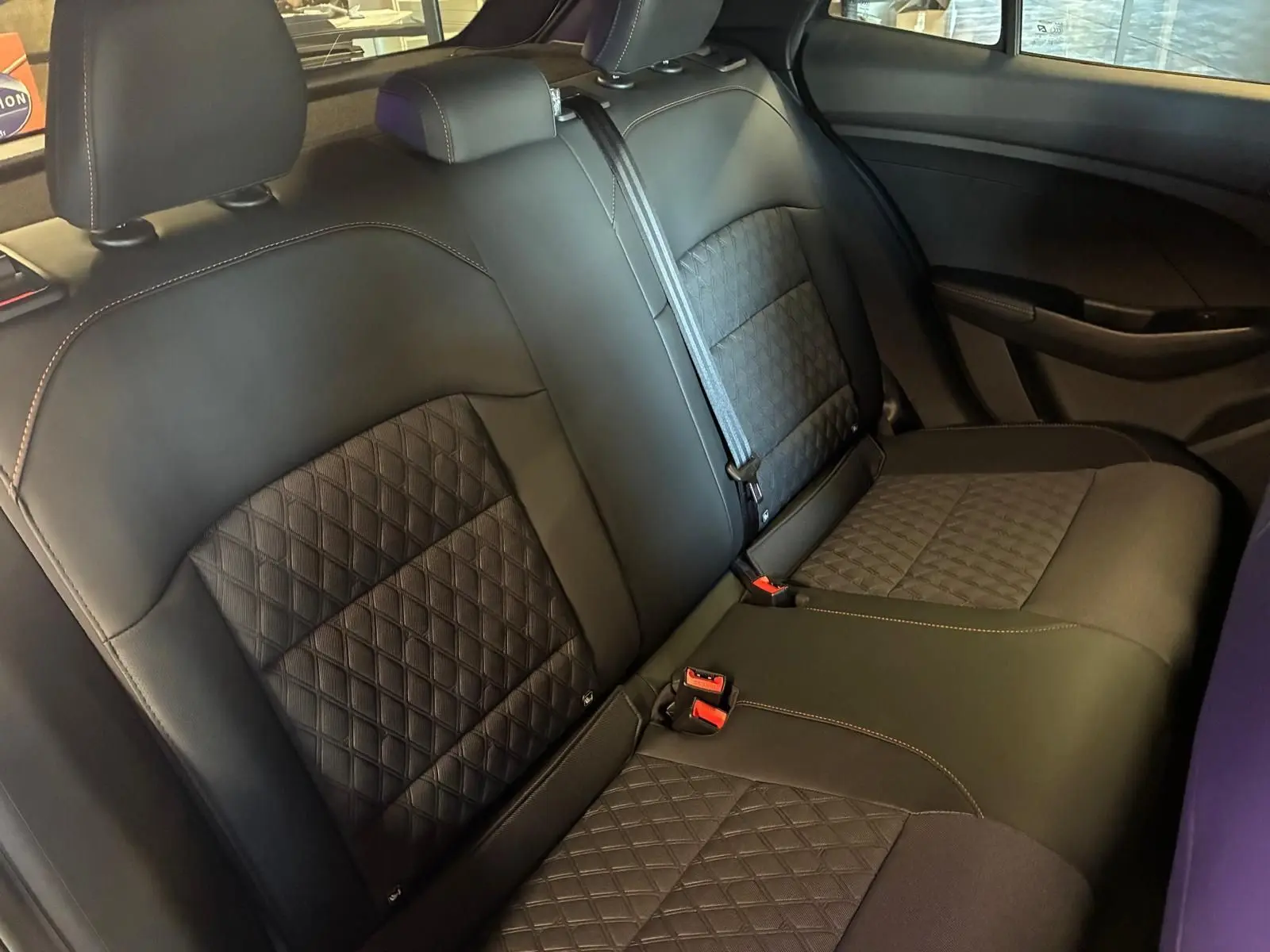 Vue intérieure côté droit des sièges arrière en cuir noir matelassé du MG3 1.5 HYBRID+ 195 LUXURY 2026.