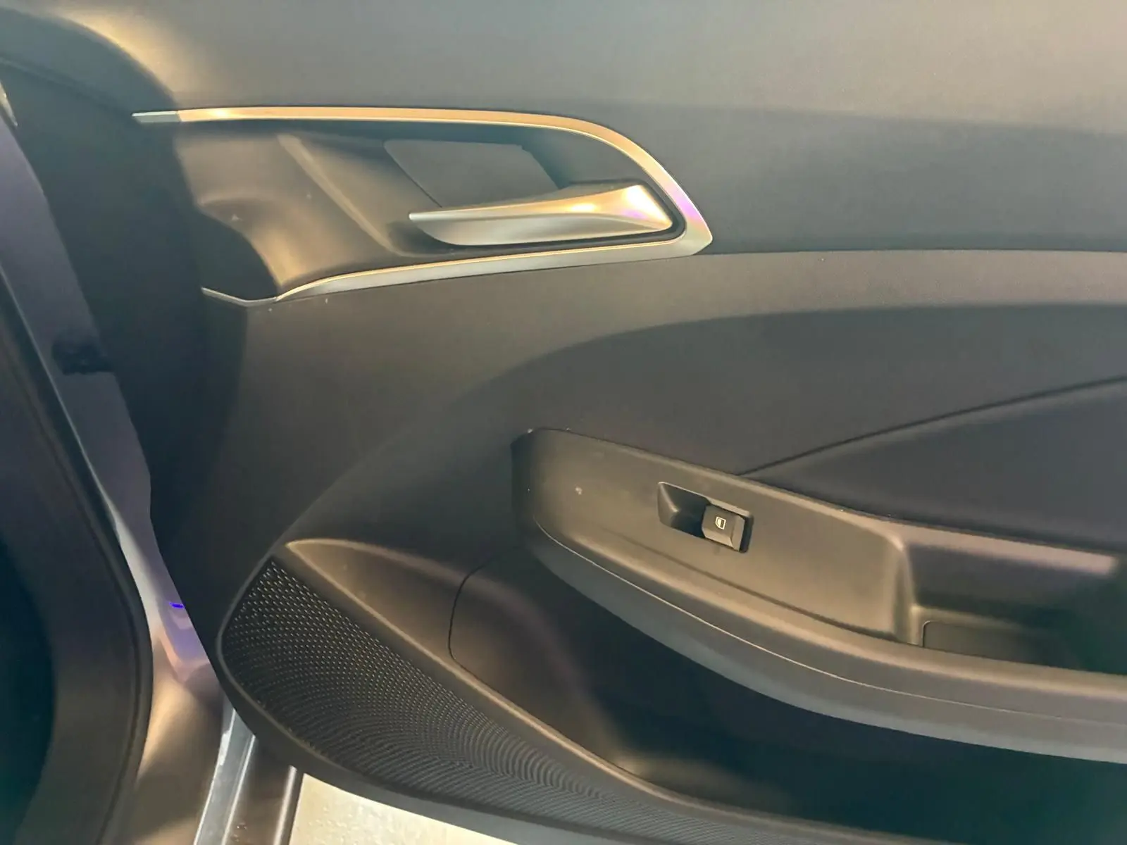 Vue rapprochée de la porte intérieure côté gauche noire du MG3 1.5 HYBRID+ 195 LUXURY avec poignée argentée.