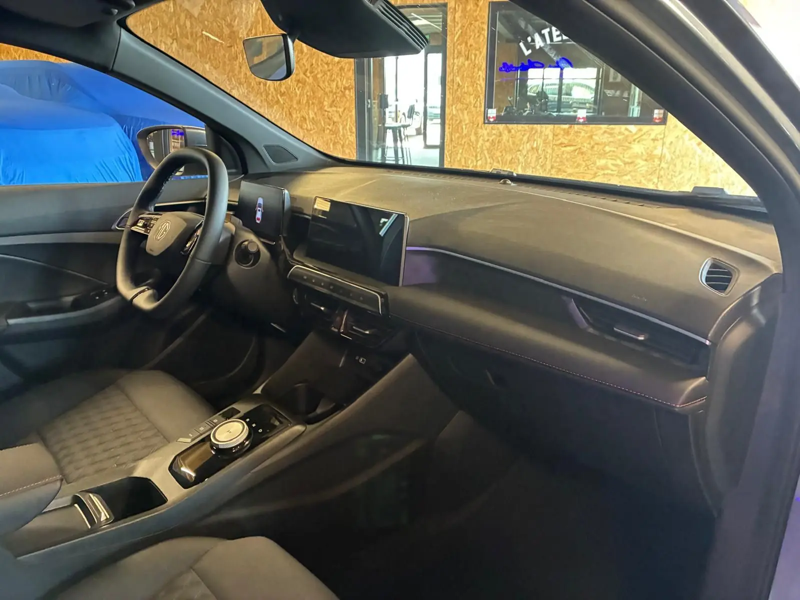 Intérieur noir de la MG3 1.5 HYBRID+ 195 LUXURY 2026, vue côté conducteur avec tableau de bord et écran tactile central.
