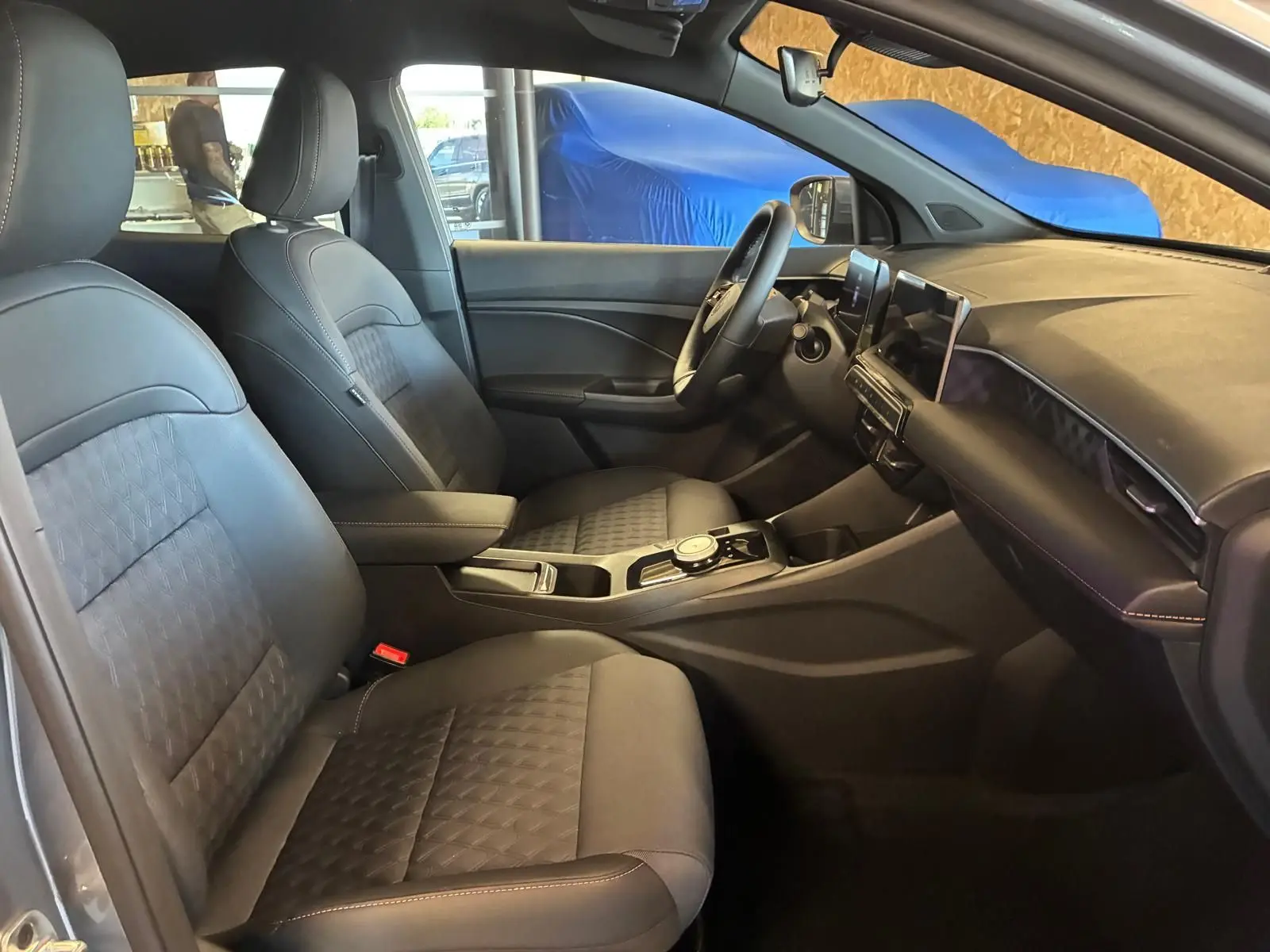 Vue intérieure côté conducteur du MG3 1.5 HYBRID+ 195 LUXURY 2026, sièges cuir noir et tableau de bord moderne.