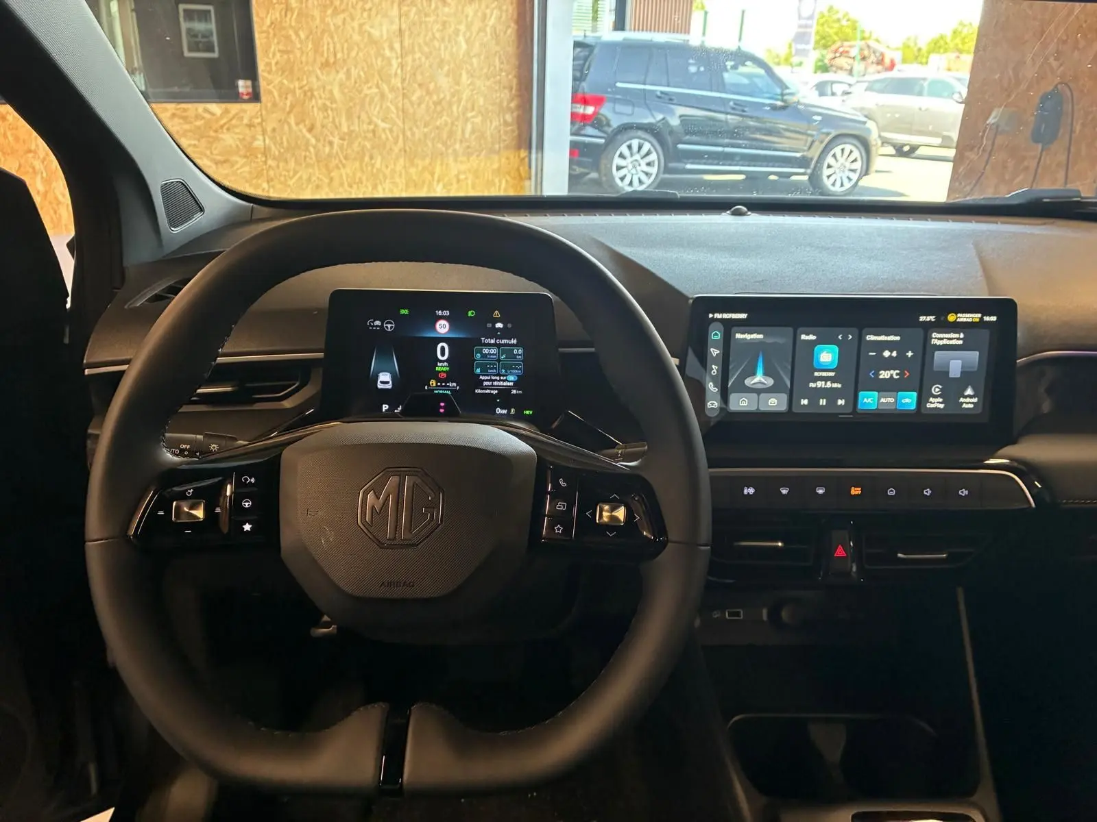 Vue intérieure centrée sur le volant noir MG et les écrans numériques du tableau de bord du MG3 1.5 Hybrid+ 195 Luxury.