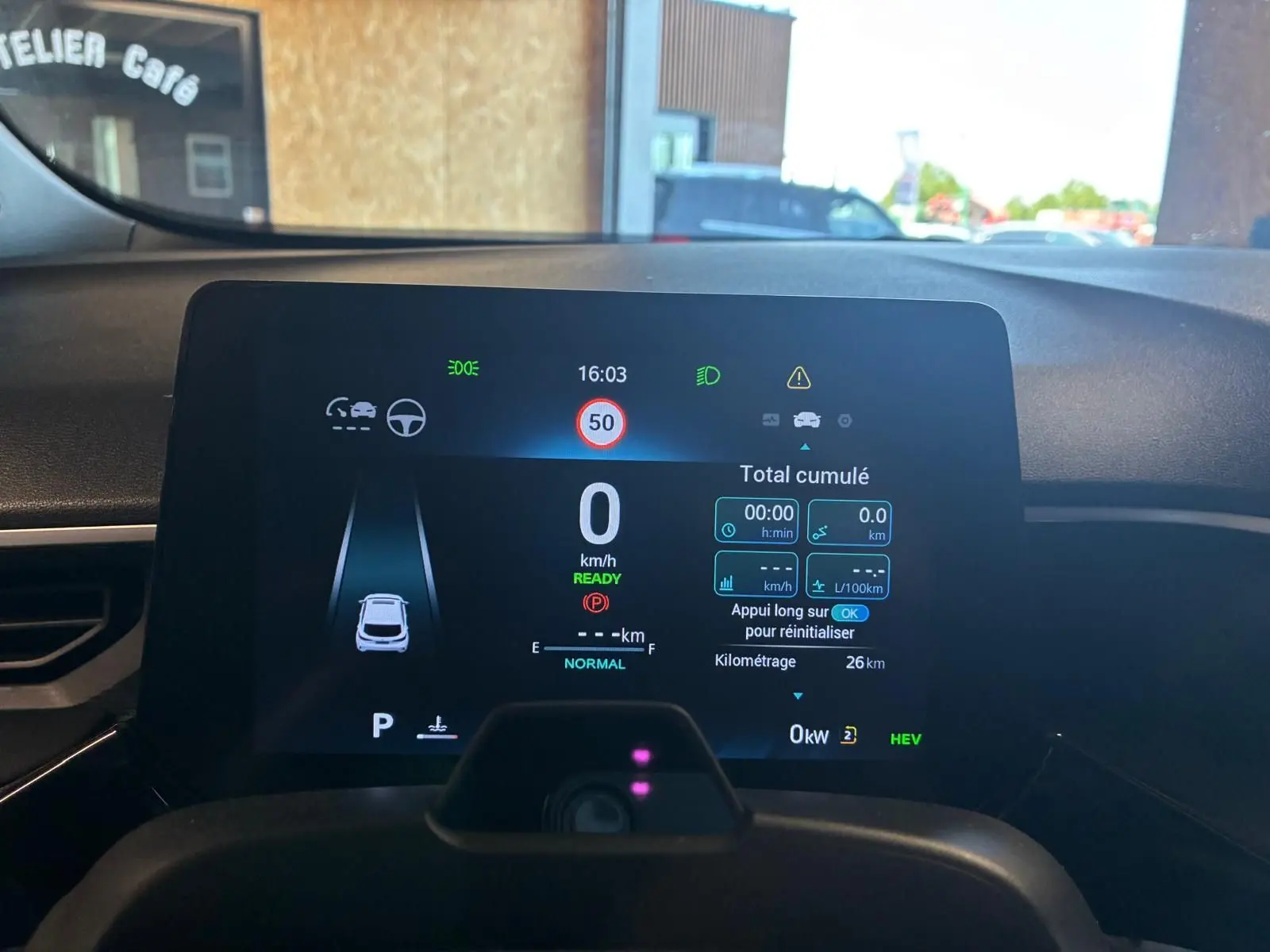 Affichage numérique du tableau de bord du MG3 1.5 HYBRID+ 195 LUXURY noir, montrant la vitesse à 0 km/h et les alertes actives.