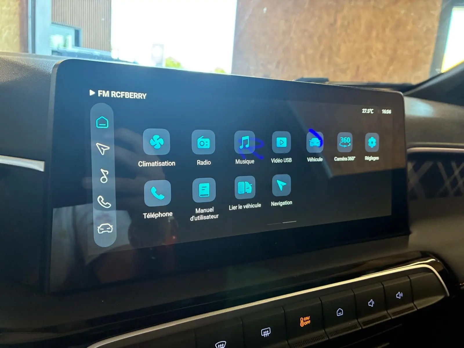 Écran tactile central du MG3 1.5 HYBRID+ 195 LUXURY 2026 affichant les options climatisation, radio et caméra 360°.