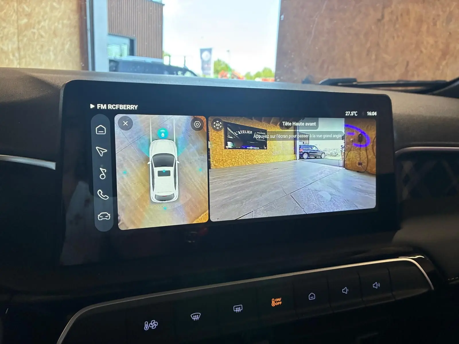 Écran tactile intérieur du MG3 1.5 HYBRID+ 195 LUXURY montrant la vue caméra 360° et avant, tableau de bord noir.