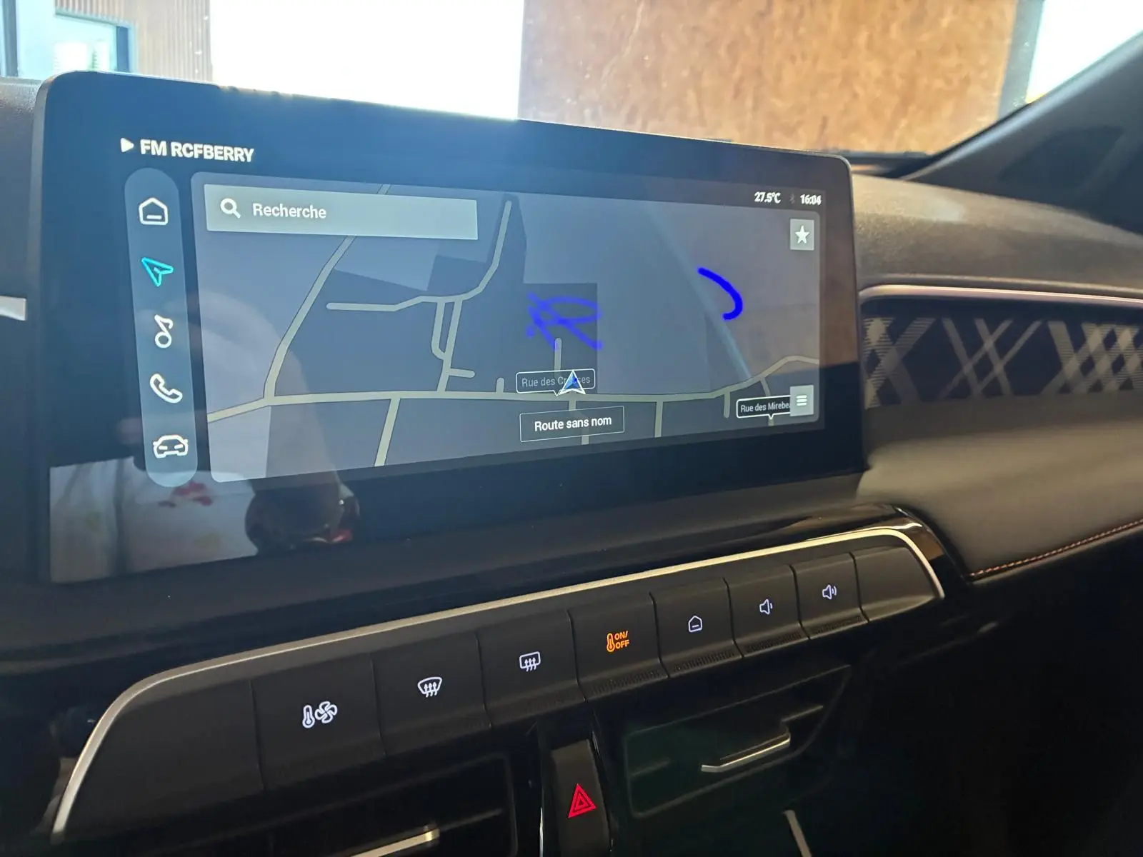 Vue rapprochée de l’écran tactile central et de la console avec commandes tactiles dans l’habitacle noir du MG3 1.5 HYBRID+ 195 LUXURY.
