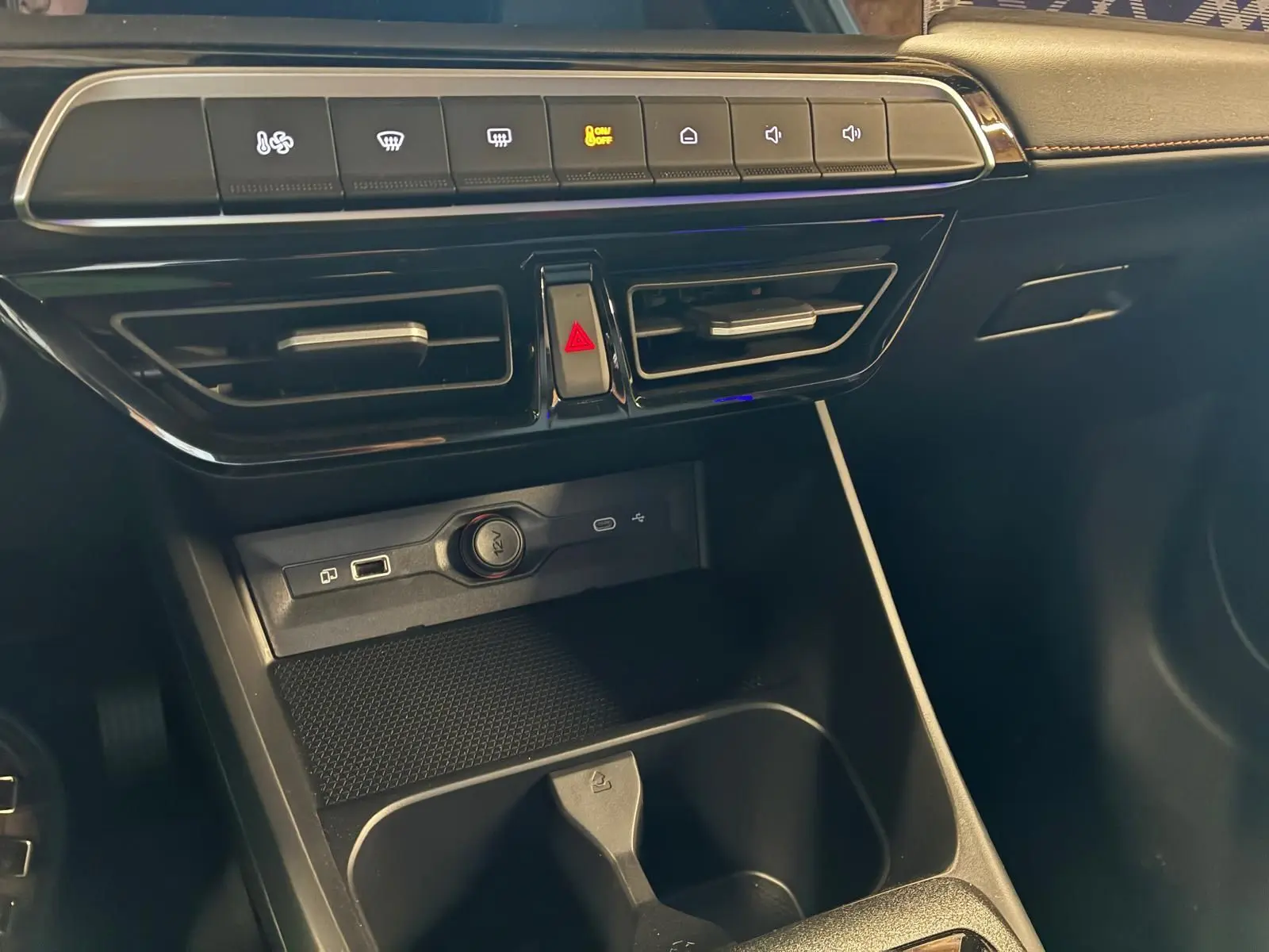 Vue rapprochée de la console centrale noire du MG3 1.5 HYBRID+ 195 LUXURY avec commandes climatisation et prises USB.