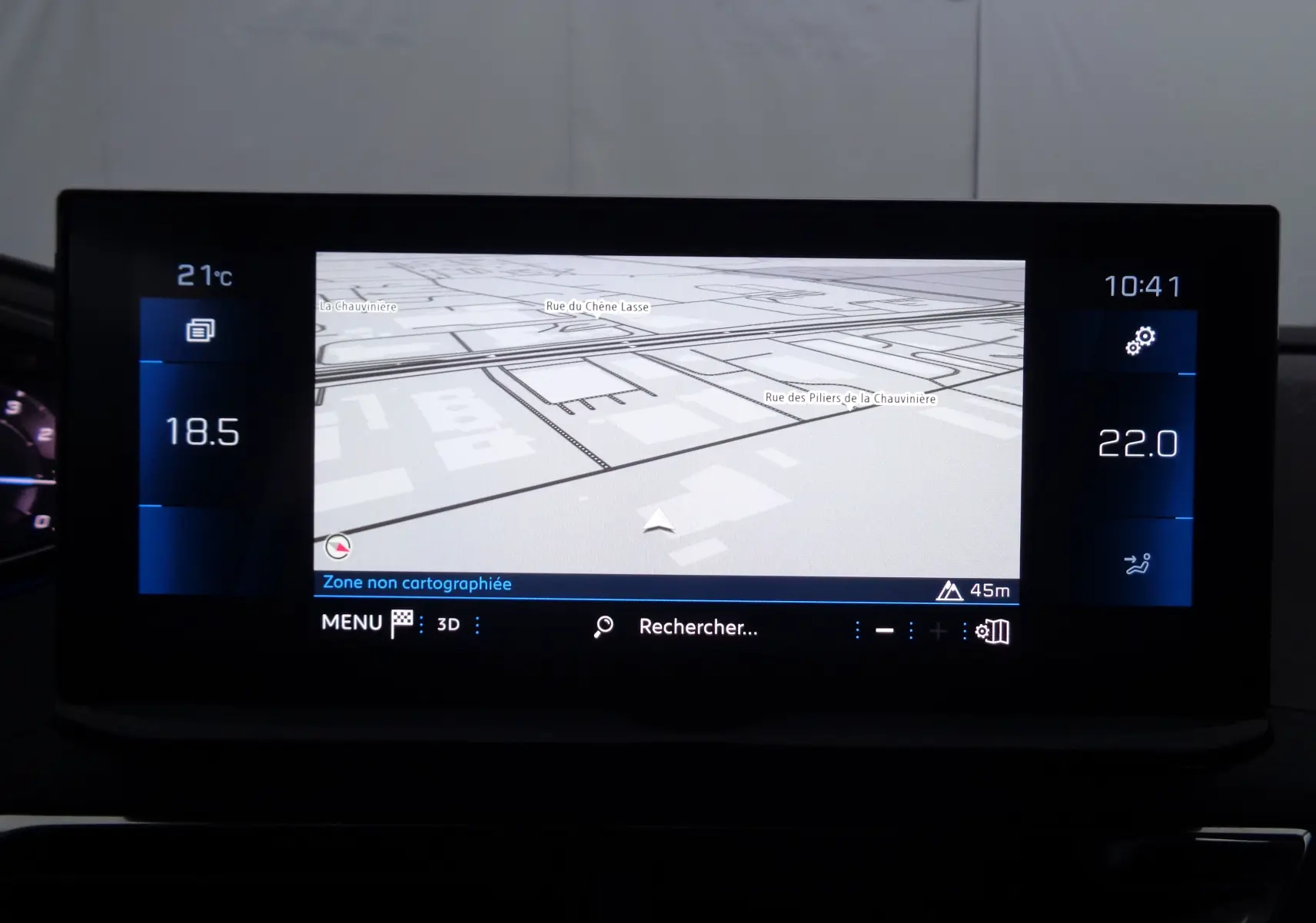 Écran tactile central du Peugeot 3008 noir Perla Nera 2023 affichant la navigation et la climatisation digitale.