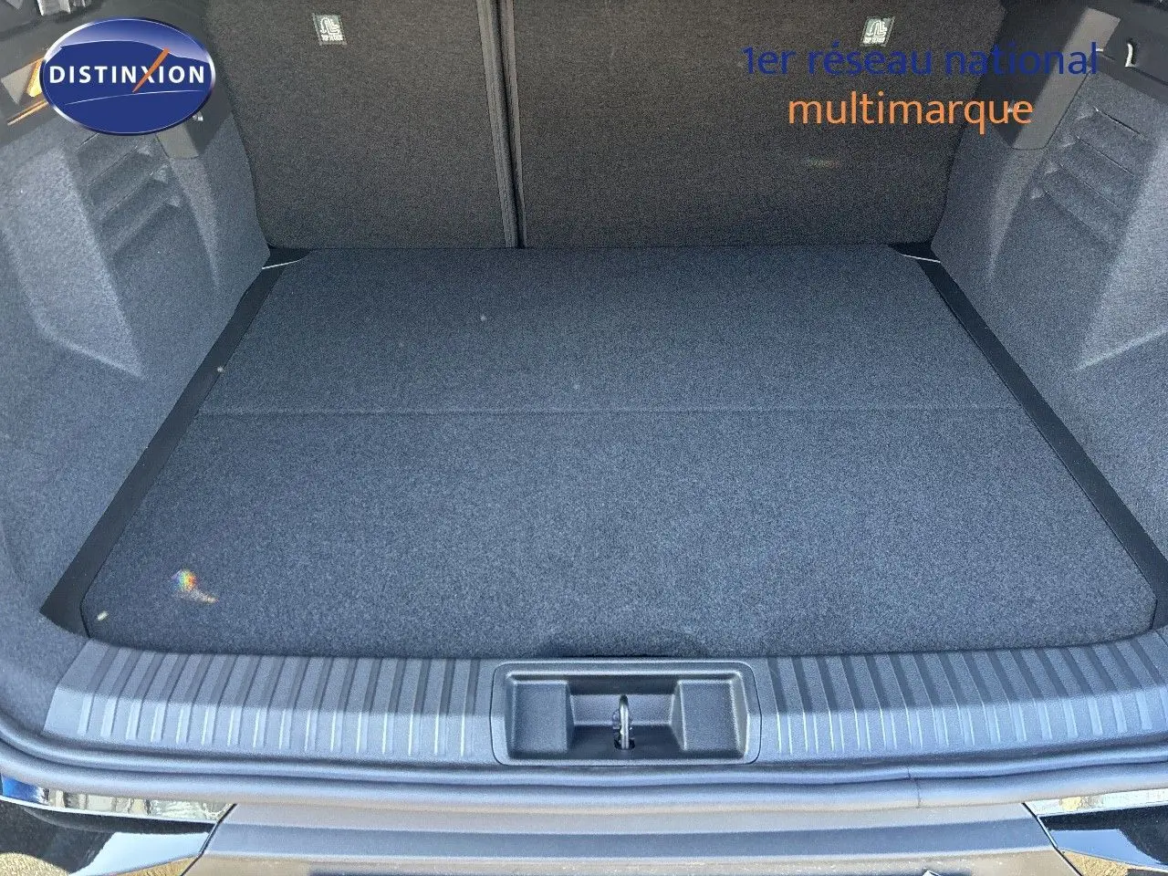 Coffre spacieux vu de face d'une Renault Symbioz noire étoile métal, finition hybride essence 2025.