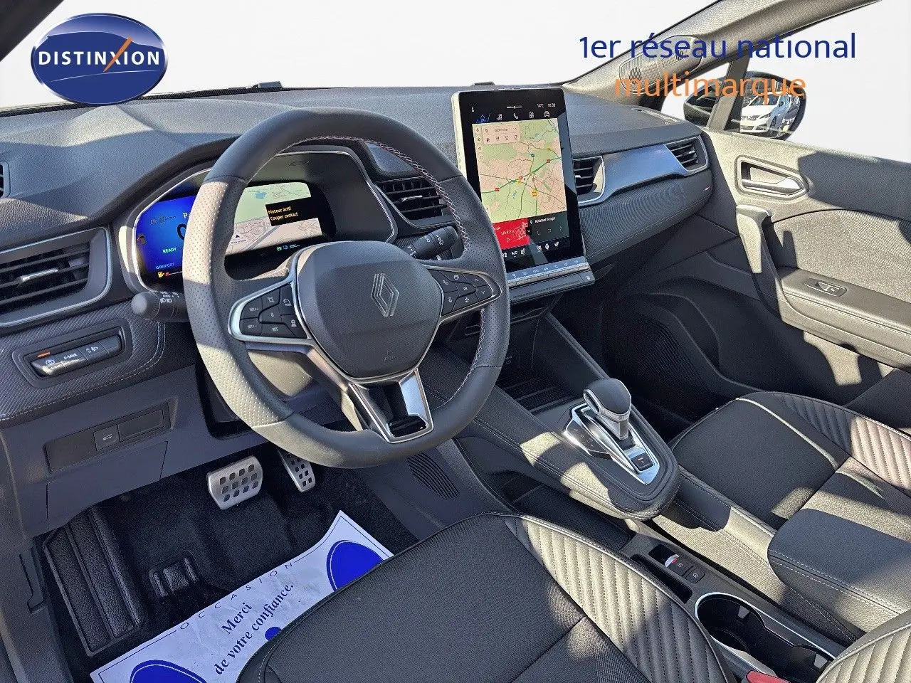 Intérieur noir du Renault Symbioz 2025 vu côté conducteur, avec volant multifonction et écran tactile vertical central.