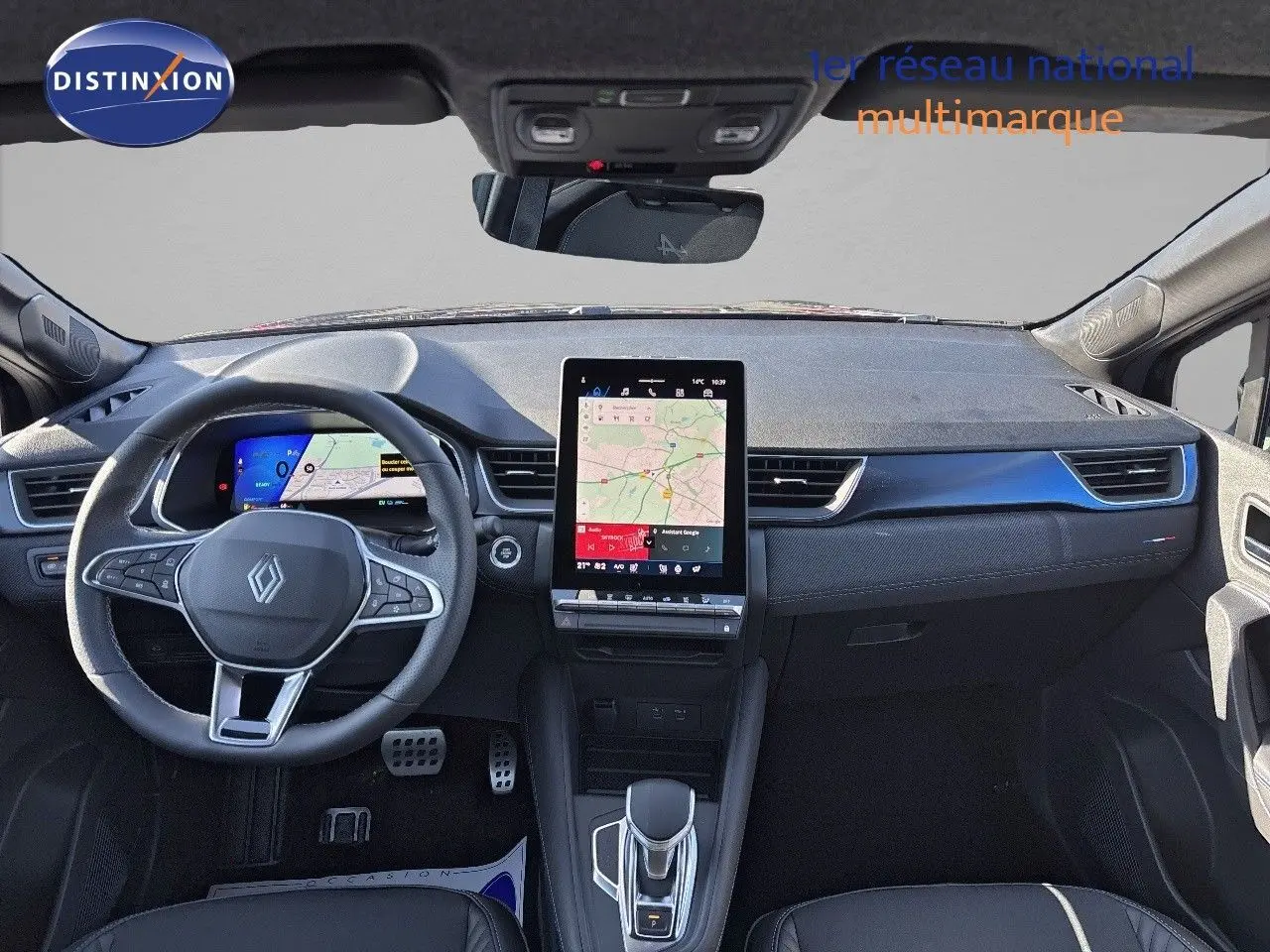 Vue frontale de l'habitacle noir du Renault Symbioz 2025 avec écran tactile vertical et volant multifonction.