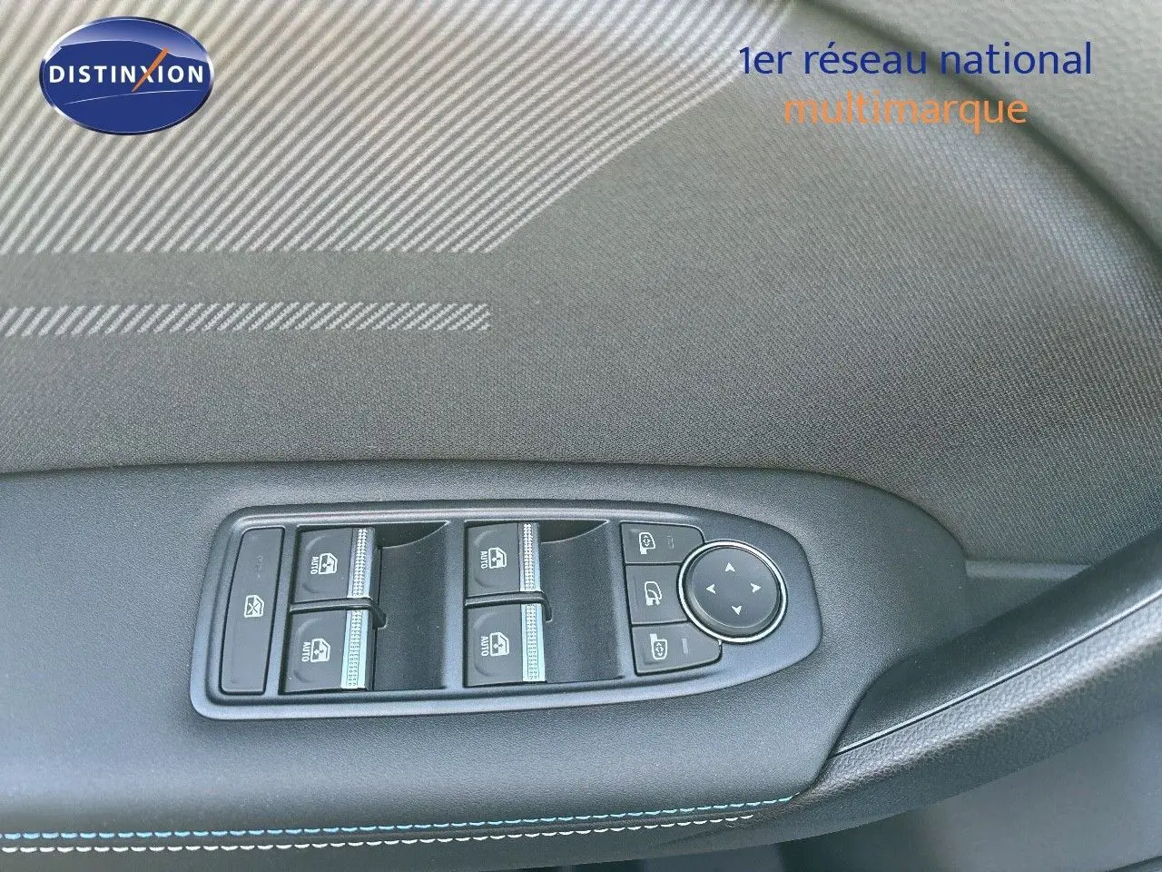 Panneau de commandes des vitres et rétroviseurs côté gauche en cuir noir avec surpiqûres bleues sur Renault Symbioz 2025.