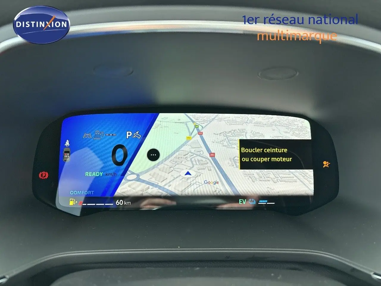 Tableau de bord numérique du Renault Symbioz noir, affichant la navigation GPS et alertes de sécurité.