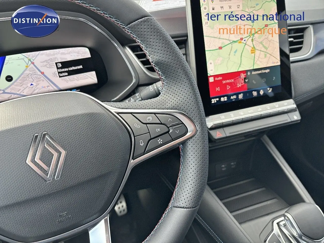 Vue rapprochée du volant noir perforé et du tableau de bord numérique du Renault Symbioz 2025 finition Esprit Alpine.