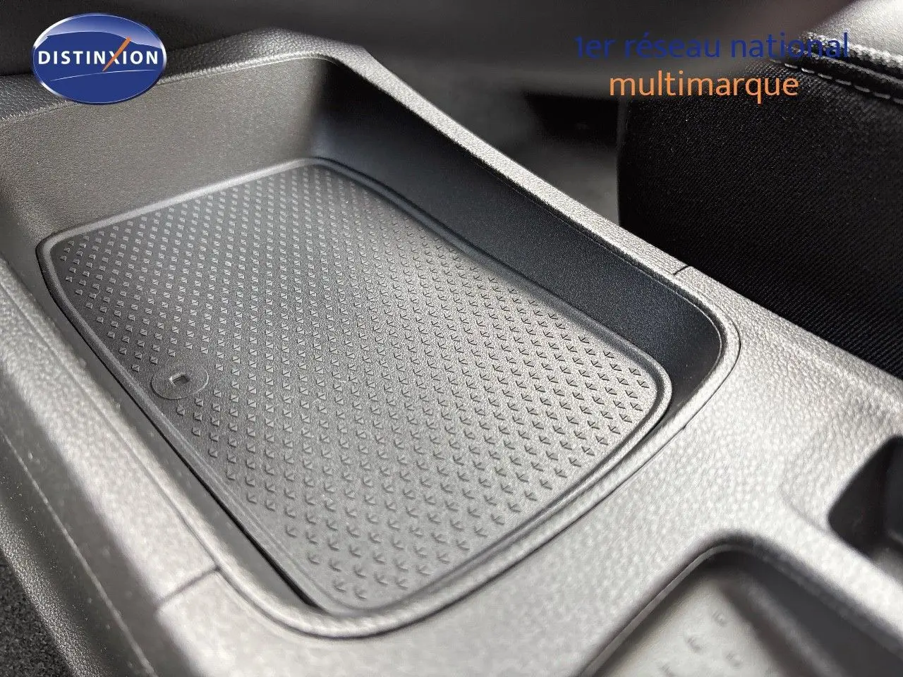 Gros plan sur le tapis antidérapant noir de la console centrale du Renault Symbioz 2025 hybride.