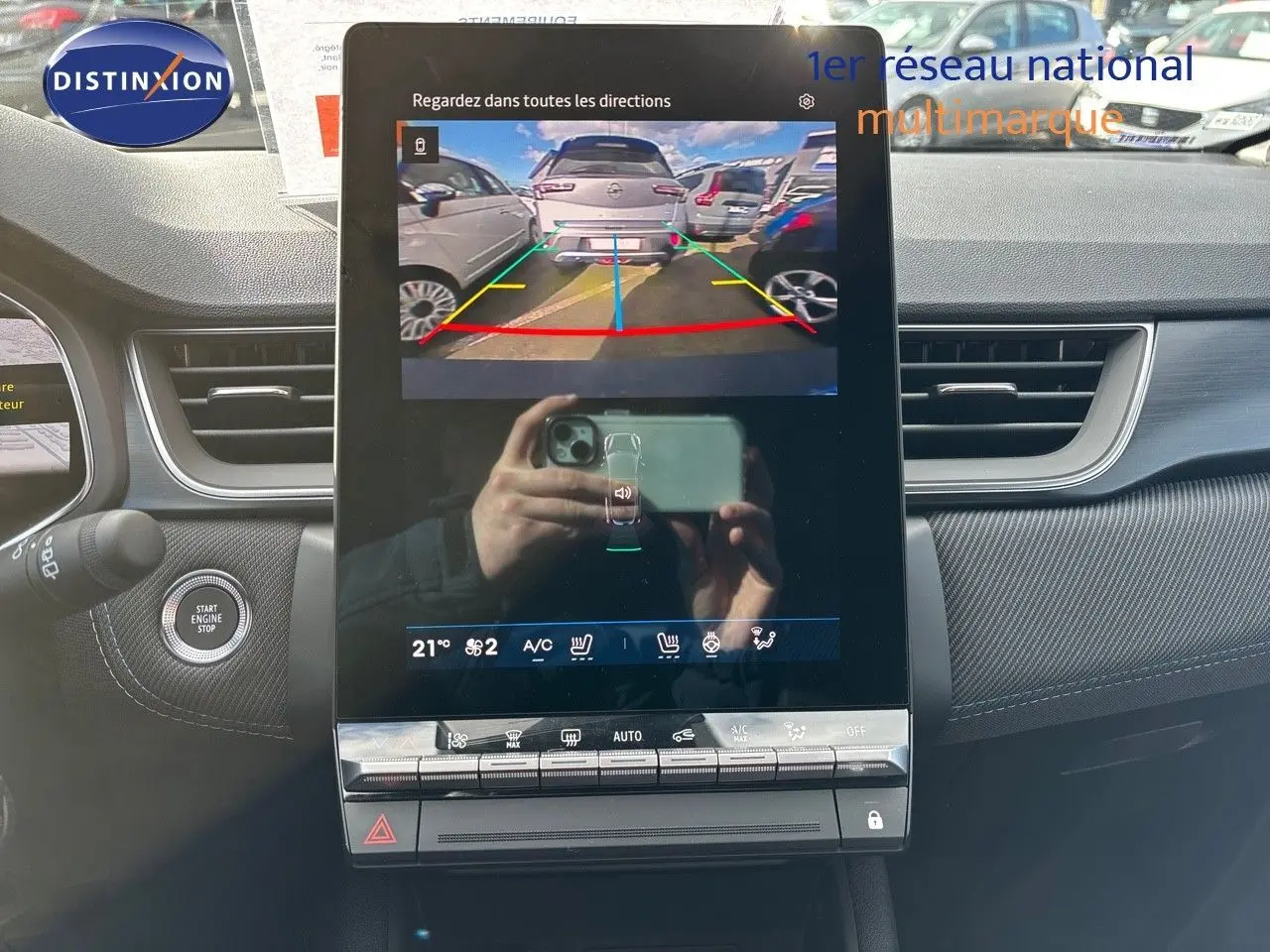 Écran tactile central affichant la caméra de recul dans l'habitacle noir étoile métal du Renault Symbioz hybride 2025.