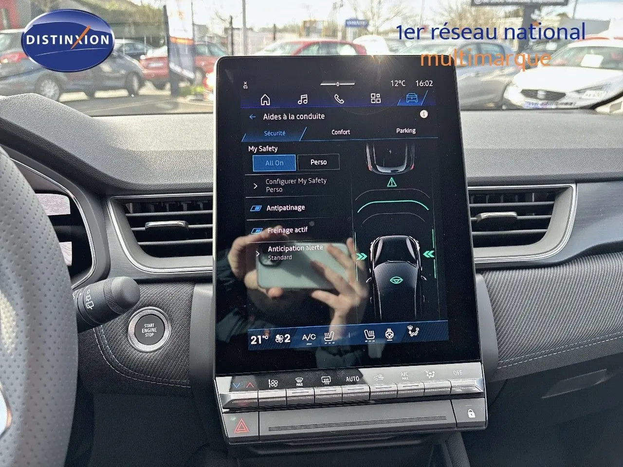 Vue rapprochée du tableau de bord du Renault Symbioz 2025, écran tactile central affichant les aides à la conduite.