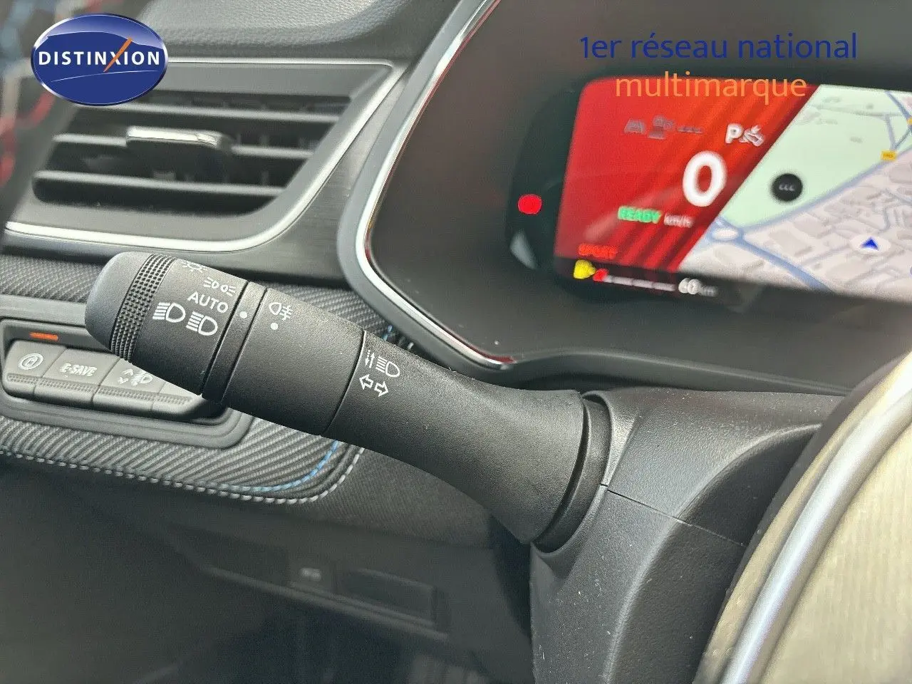 Gros plan sur la manette des feux et clignotants du tableau de bord d'une Renault Symbioz noire, avec affichage digital.