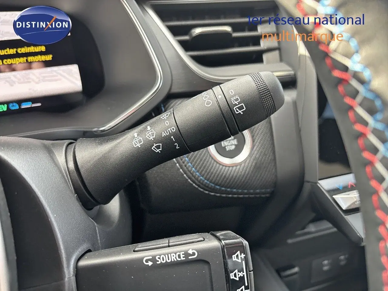 Gros plan sur la commande d’essuie-glace et le bouton start/stop dans l’habitacle noir étoile métal du Renault Symbioz 2025.