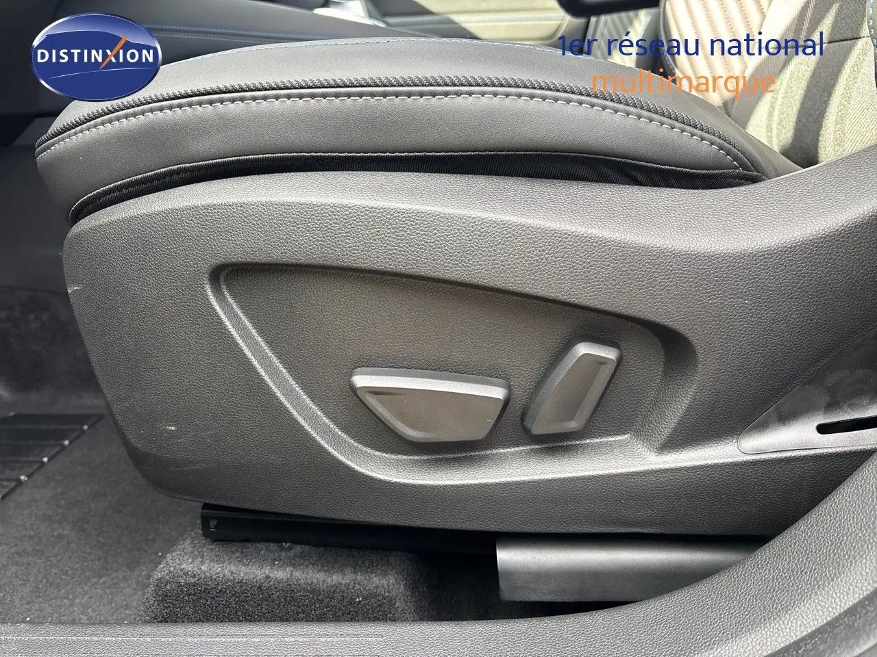 Réglage électrique du siège avant en cuir noir du Renault Symbioz 2025, vue latérale côté gauche.