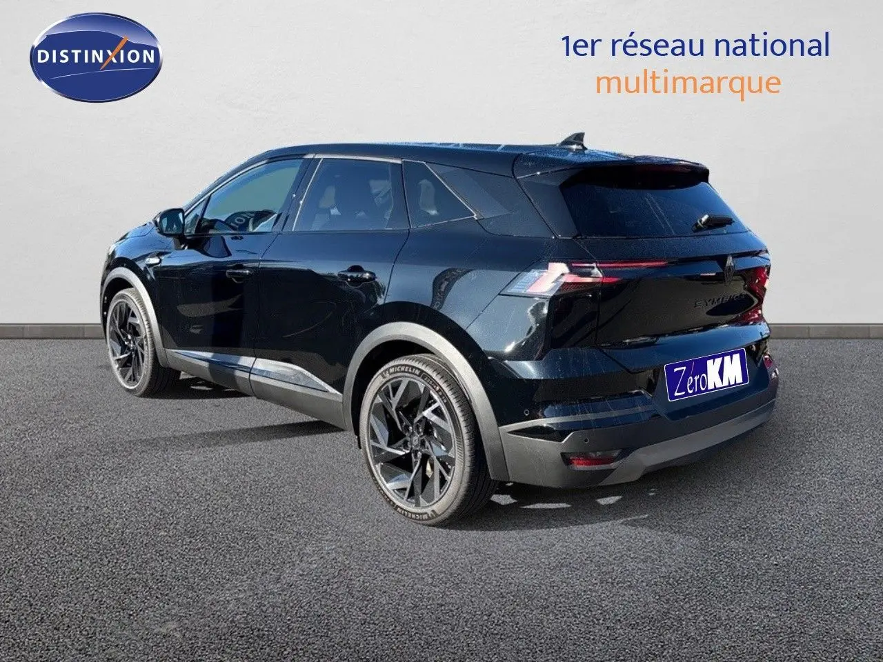 Vue 3/4 arrière droite d'un Renault SYMBIOZ noir étoile métal, SUV hybride avec jantes noires et feux LED fins.