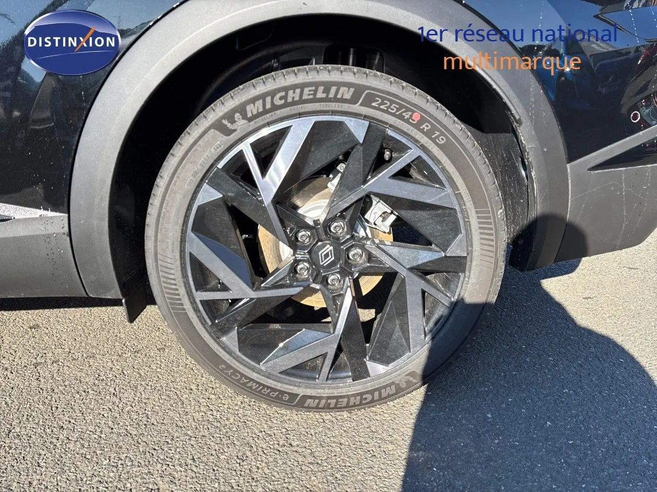 Gros plan sur la roue avant gauche noire étoile métal du Renault Symbioz 2025 avec jante noire au design géométrique.