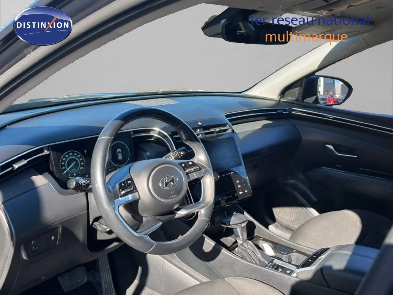 Intérieur du Hyundai Tucson 2021 gris foncé, vue côté conducteur sur le tableau de bord et la console centrale tactile.