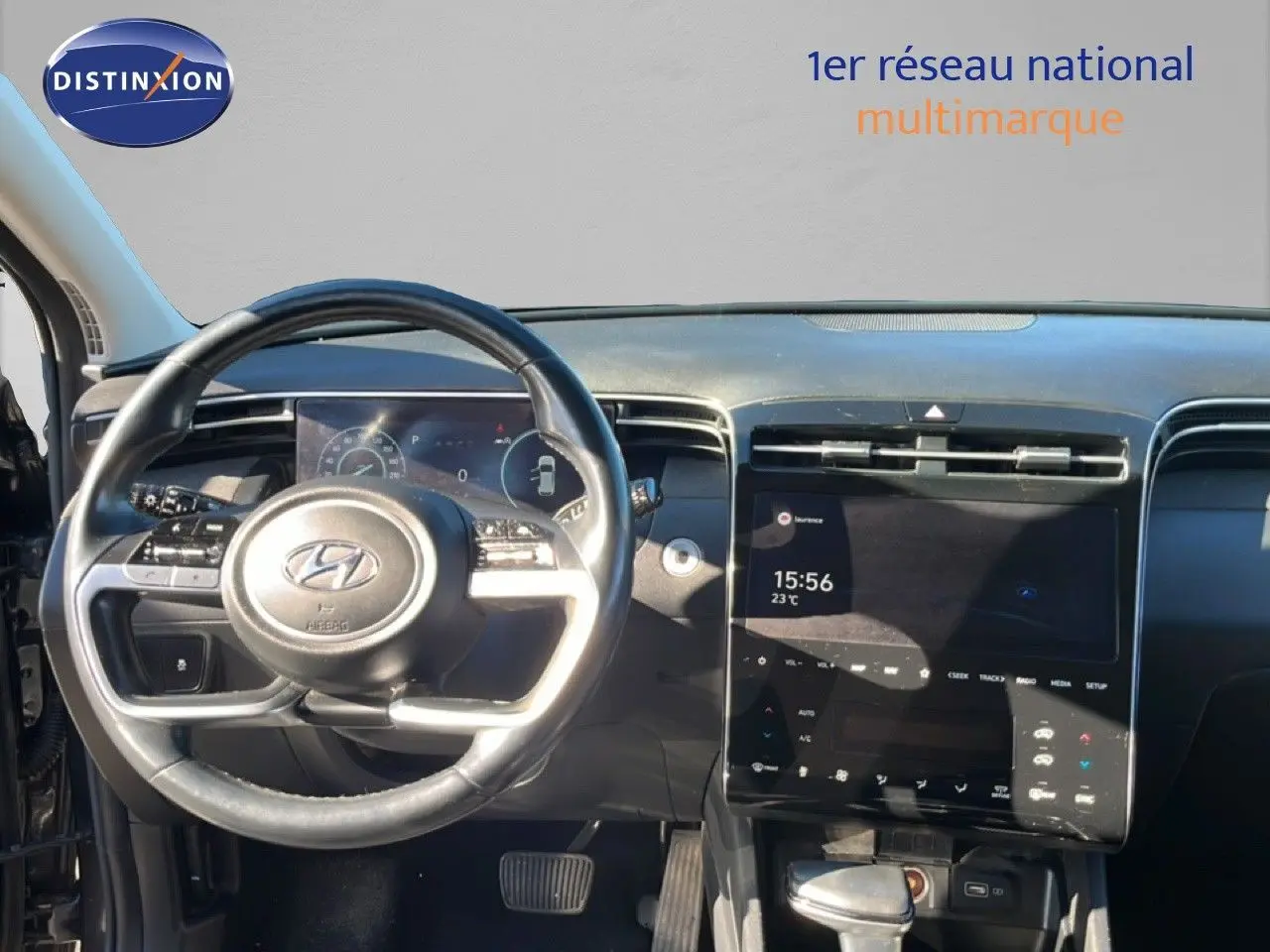 Vue intérieure du tableau de bord du Hyundai Tucson gris foncé 2021, avec volant multifonction et écran tactile central.
