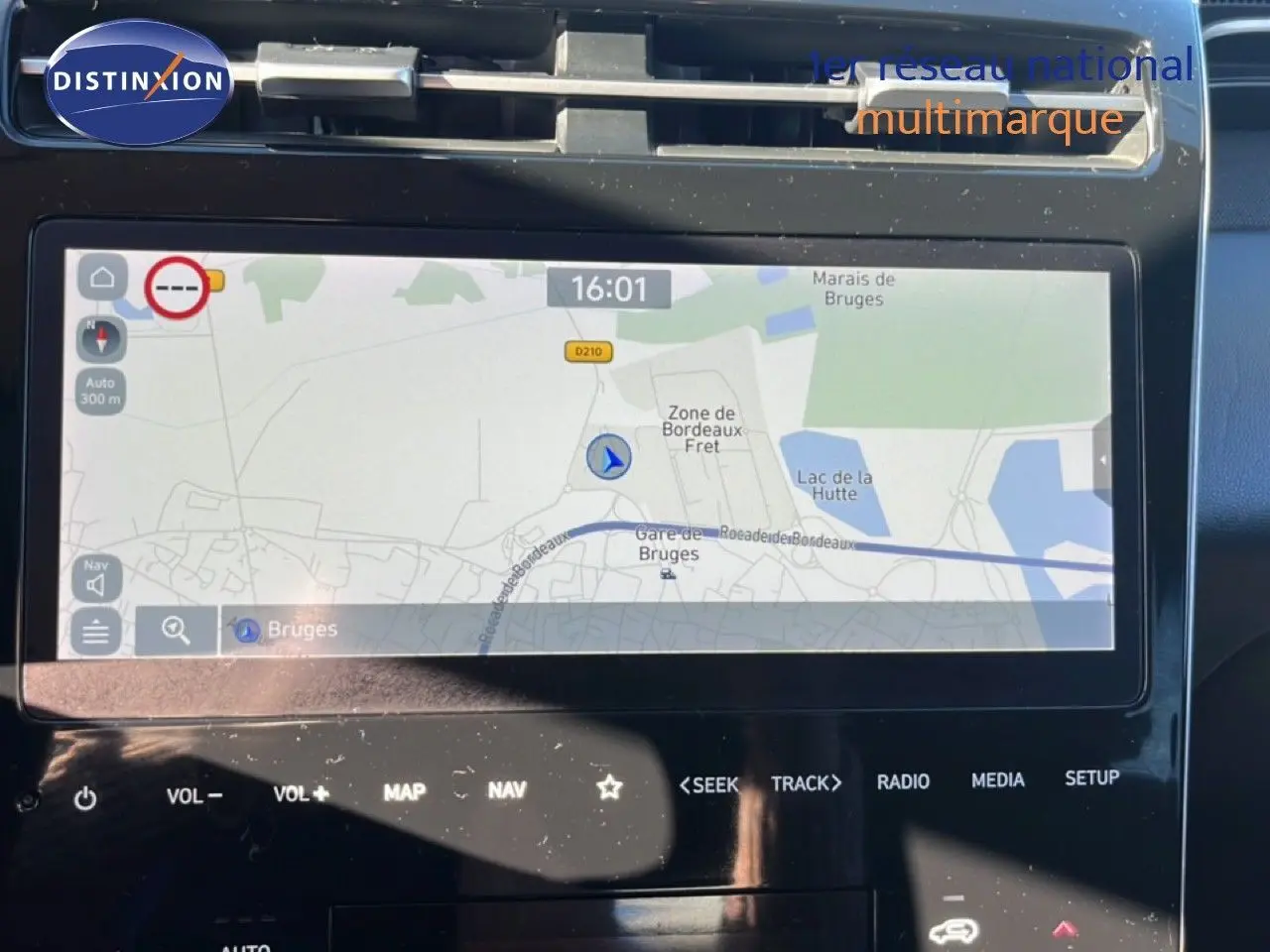 Écran tactile du système de navigation du Hyundai Tucson gris foncé, vue intérieure centrée sur la carte GPS.