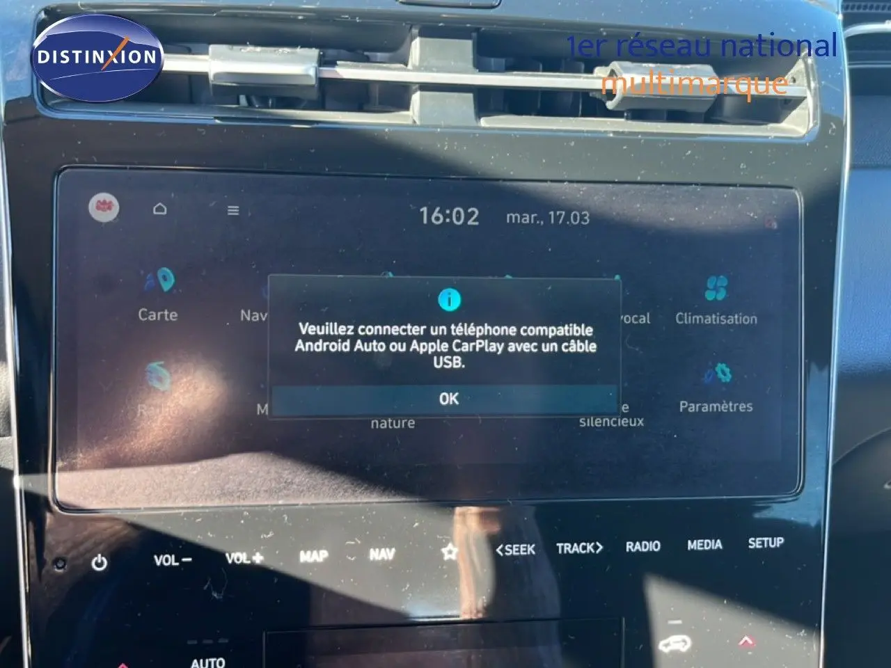 Écran tactile central du Hyundai Tucson gris foncé, affichant un message de connexion Android Auto/Apple CarPlay.