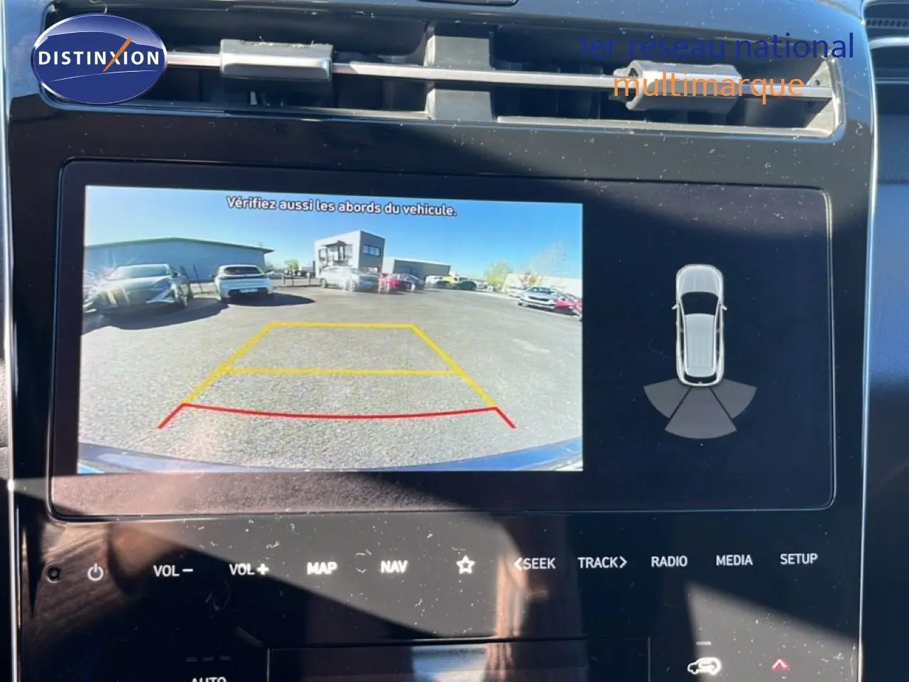 Vue de l'écran intérieur du Hyundai Tucson gris foncé 2021 montrant la caméra de recul avec guidage de trajectoire.