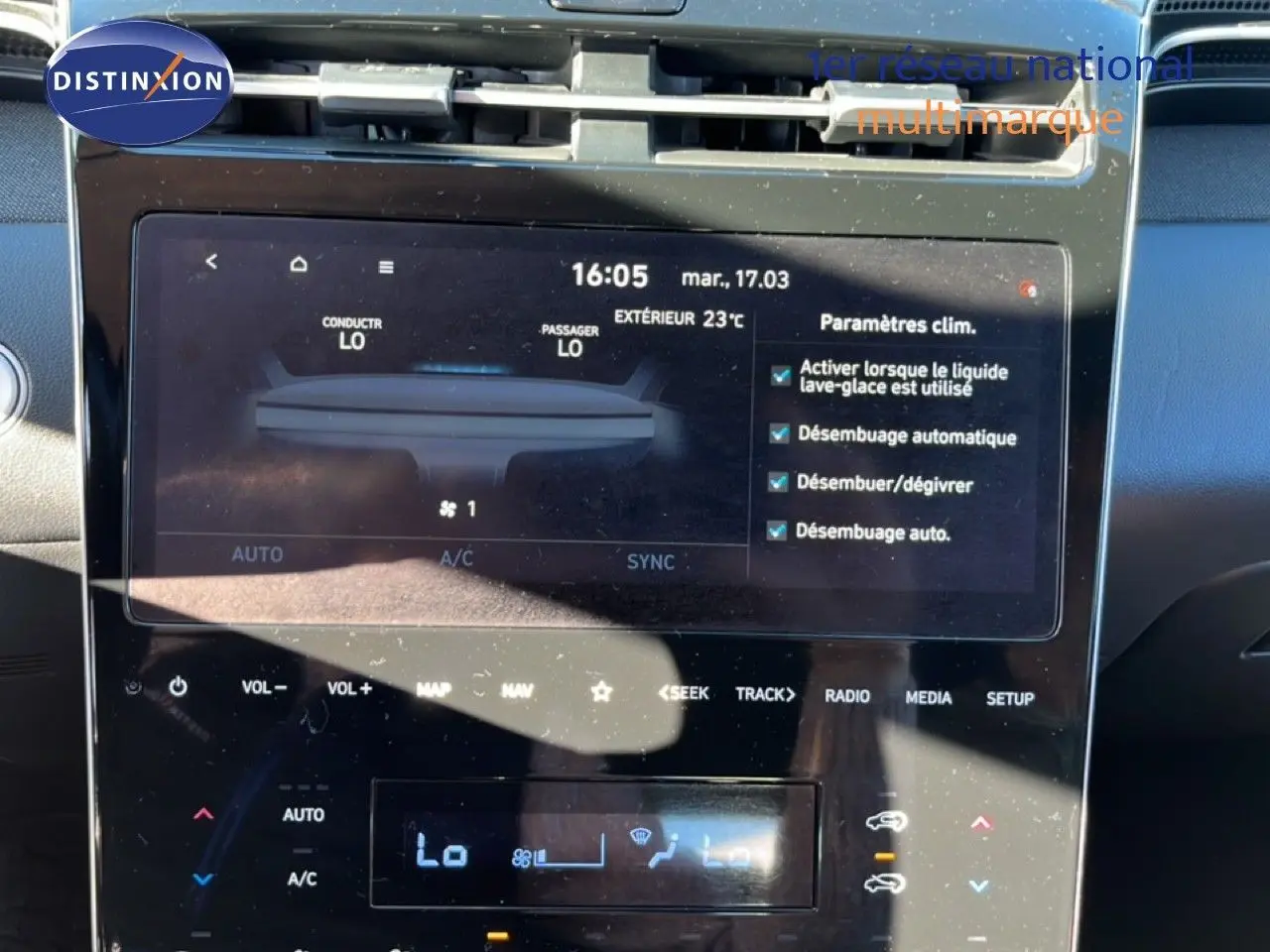 Gros plan sur l’écran tactile central du Hyundai Tucson gris foncé 2021, affichant les réglages de la climatisation.