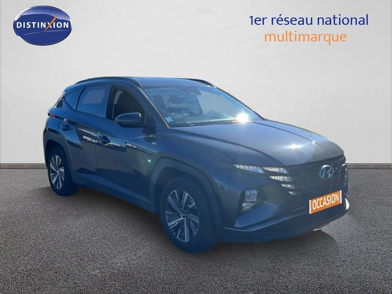 Hyundai Tucson gris foncé métal en 3/4 avant droit, mettant en valeur ses lignes modernes et ses optiques fines.