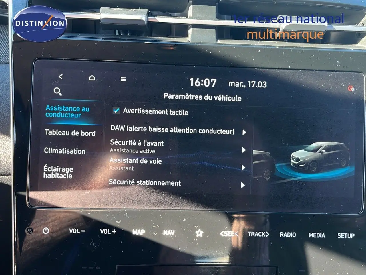 Écran tactile du tableau de bord du Hyundai Tucson gris foncé, affichant les paramètres d’assistance au conducteur.