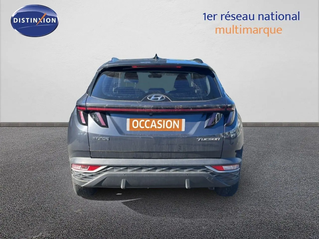 Vue arrière du Hyundai Tucson gris foncé métal 2021 avec feux LED et logo Hyundai bien visibles.