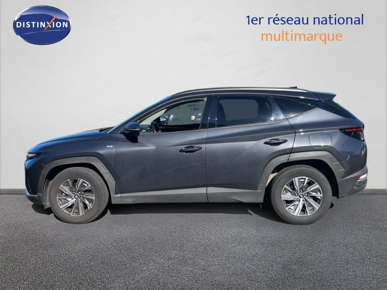 Vue latérale droite du Hyundai Tucson gris foncé métal 2021, soulignant ses lignes modernes et ses jantes alliage.