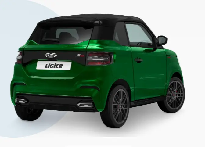 Vue 3/4 arrière droite d'une LIGIER JS50 0.5 REVO D+ ULTIMATE verte avec toit noir et jantes alu 16 pouces.