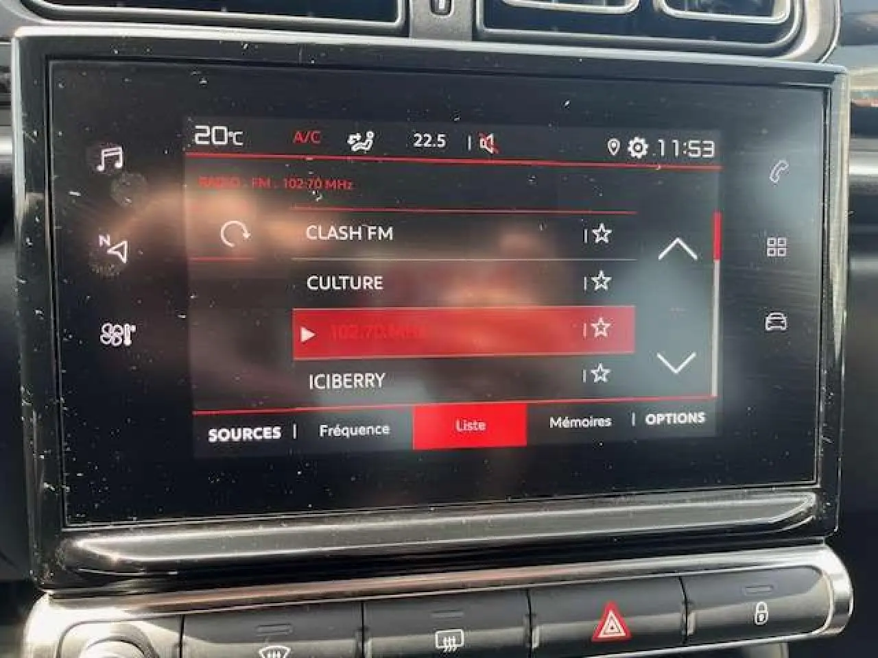 Écran tactile central de la Citroën C3 2023 affichant la liste des radios FM avec interface rouge et noire.