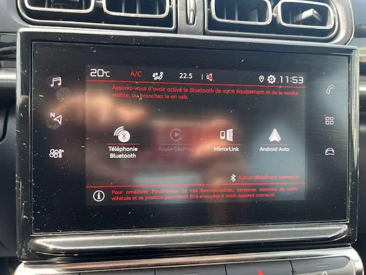 Écran tactile central de la Citroën C3 2023 avec interface Bluetooth, MirrorLink et Android Auto visible en gros plan.