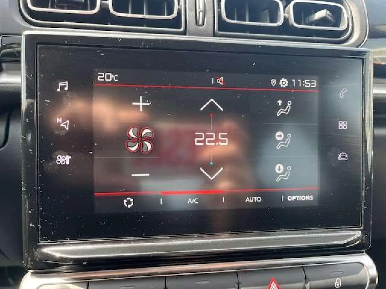 Écran tactile central de la Citroën C3 2023 affichant la climatisation à 22,5°C avec commandes digitales visibles.