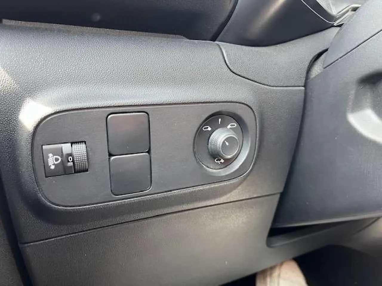 Détail des commandes de réglage des rétroviseurs côté gauche intérieur d'une Citroën C3 noire toit blanc, 2023.
