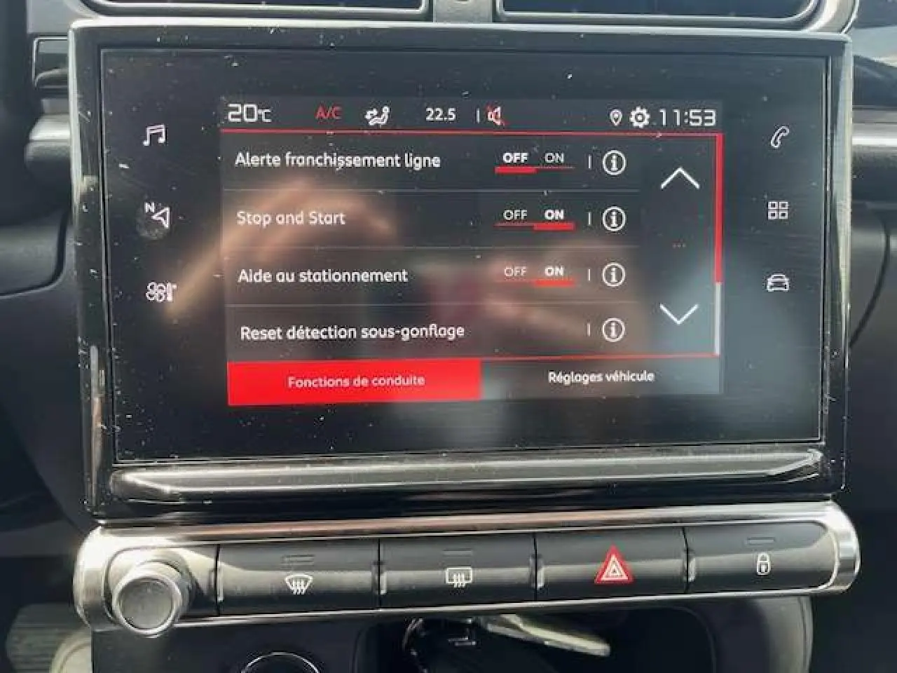 Écran tactile central de la Citroën C3 2023 affichant les réglages d'aide à la conduite et climatisation.