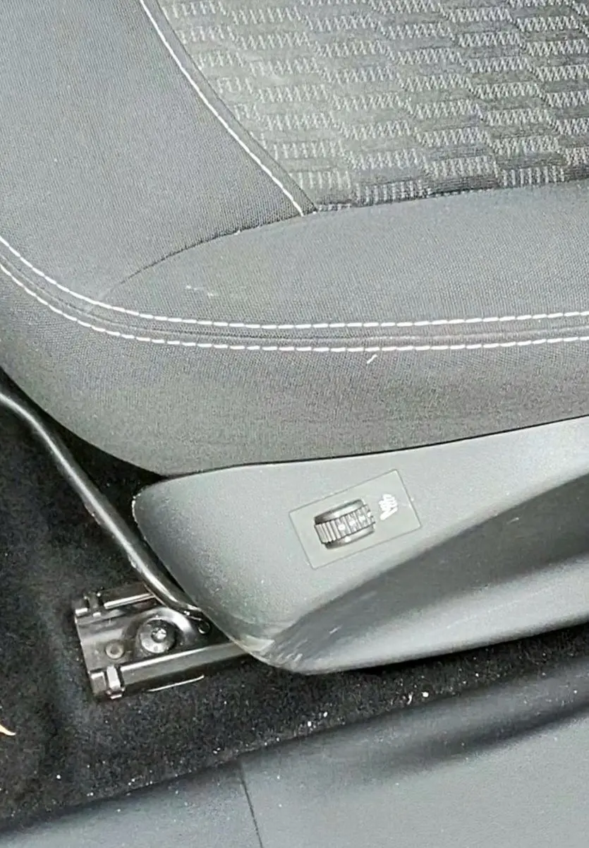 Gros plan sur le siège avant conducteur en tissu noir avec commande de réglage de chauffage sur Peugeot 208 Gris Foncé Métal.